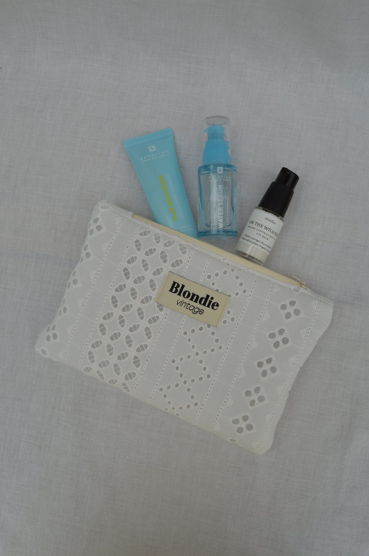 Pochette broderie anglaise confectionnée à la main à partir d'un tissu vintage upcyclé