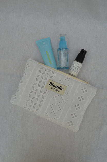 Pochette broderie anglaise confectionnée à la main à partir d'un tissu vintage upcyclé