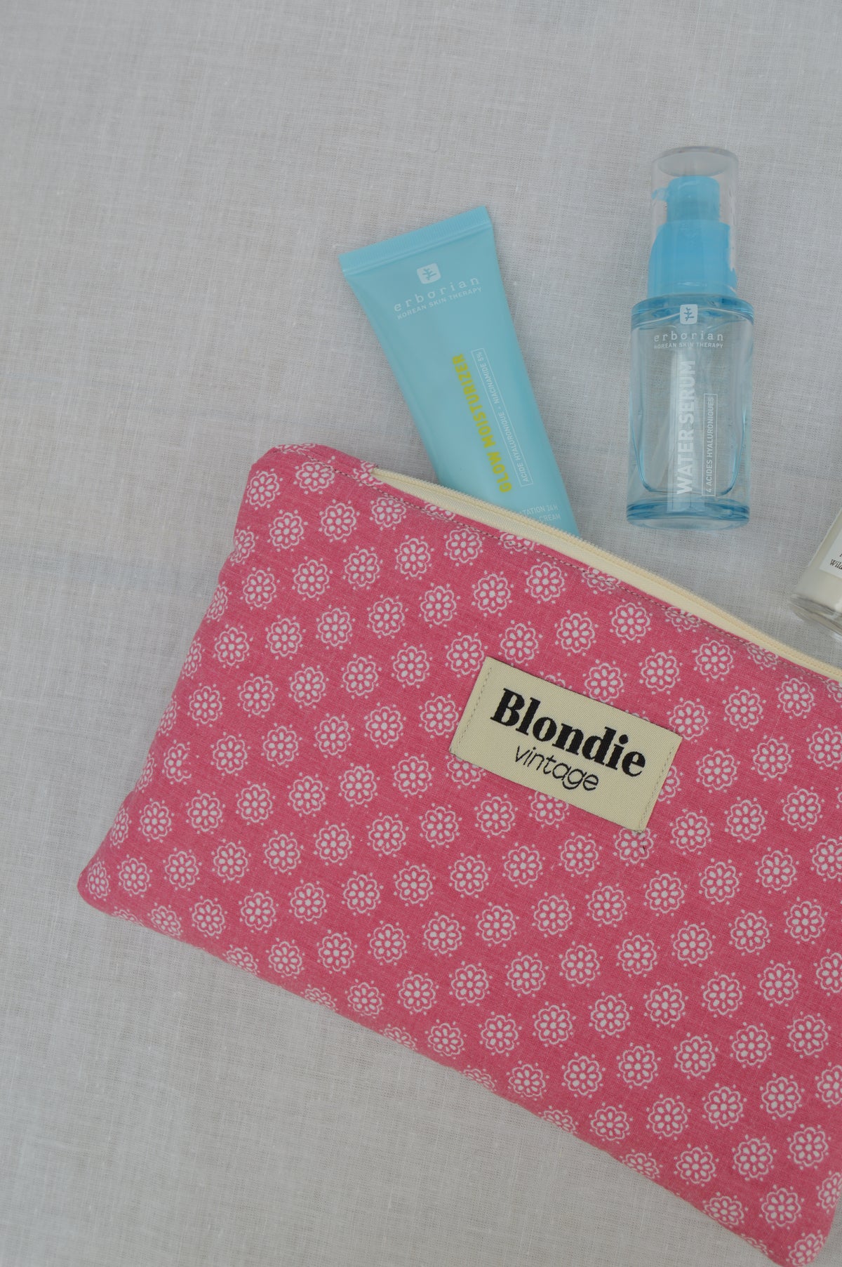 Pochette à petite fleurs rose confectionnée à la main à partir d'un tissu vintage upcyclé