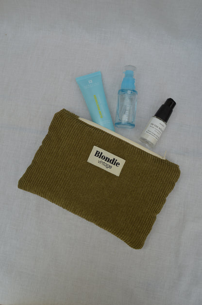 Pochette velours kaki confectionnée à la main à partir d'un tissu vintage upcyclé