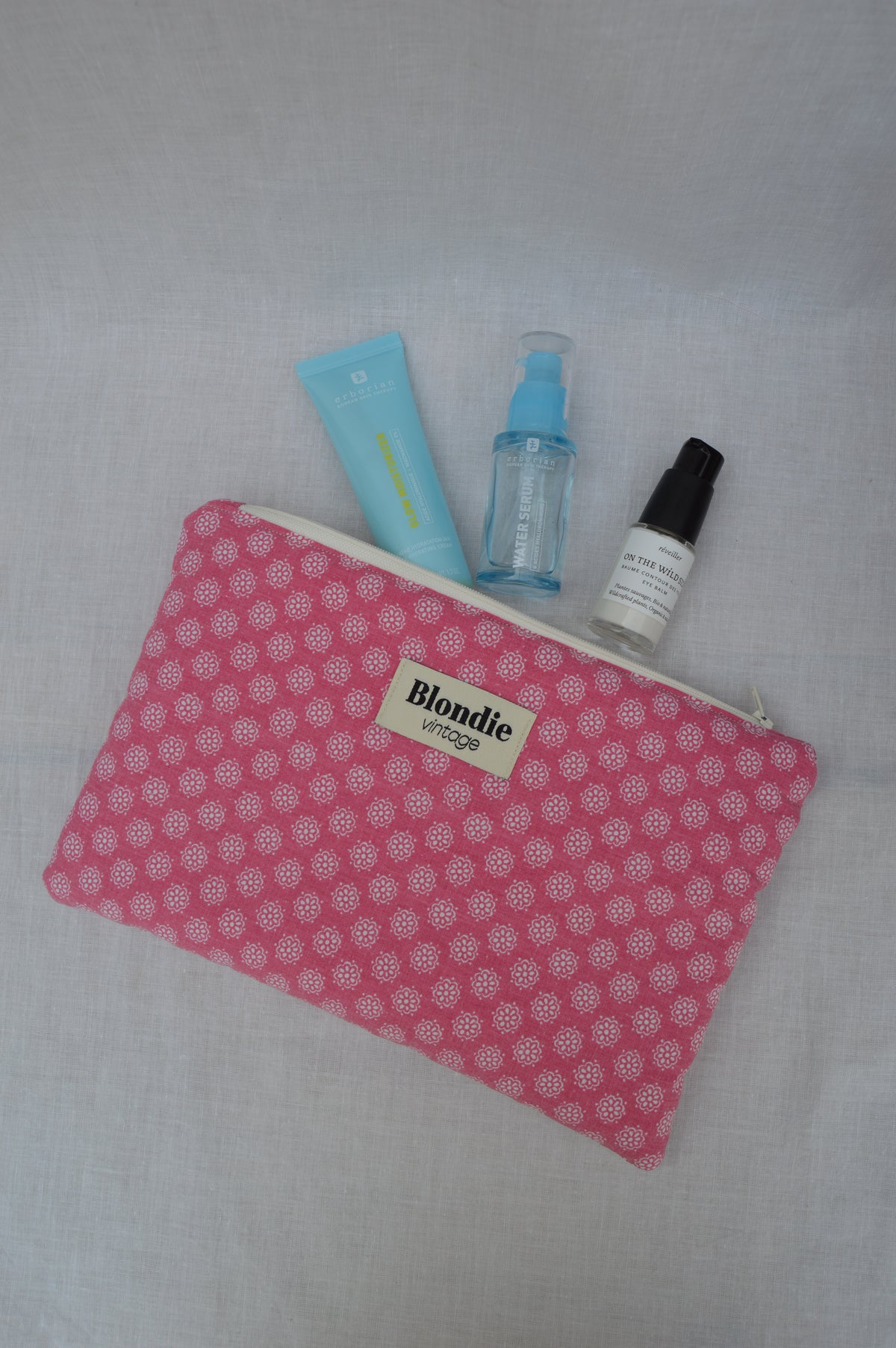 Pochette à petite fleurs rose confectionnée à la main à partir d'un tissu vintage upcyclé
