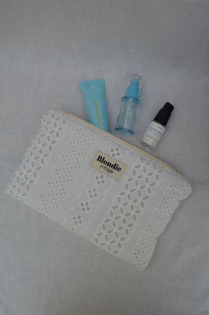 Pochette broderie anglaise confectionnée à la main à partir d'un tissu vintage upcyclé