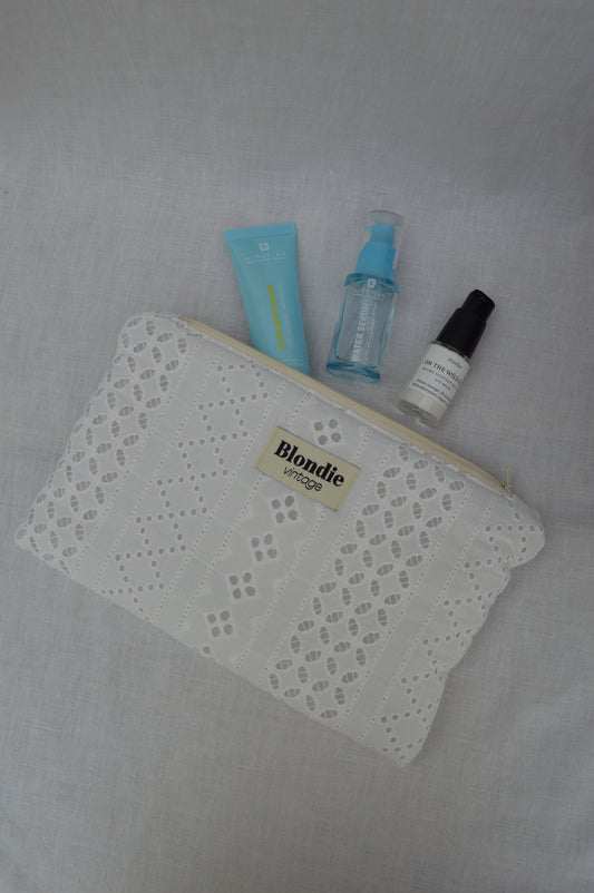 Pochette broderie anglaise confectionnée à la main à partir d'un tissu vintage upcyclé