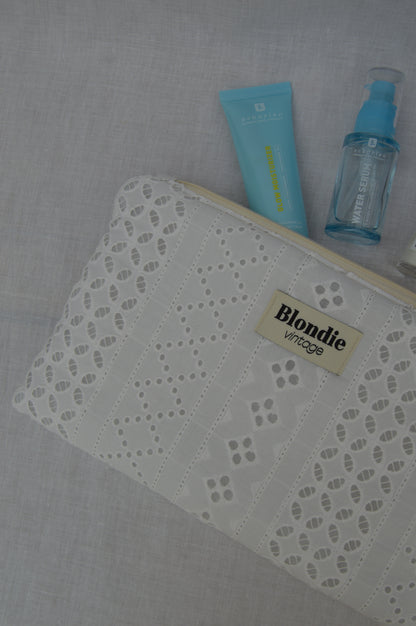 Pochette broderie anglaise confectionnée à la main à partir d'un tissu vintage upcyclé