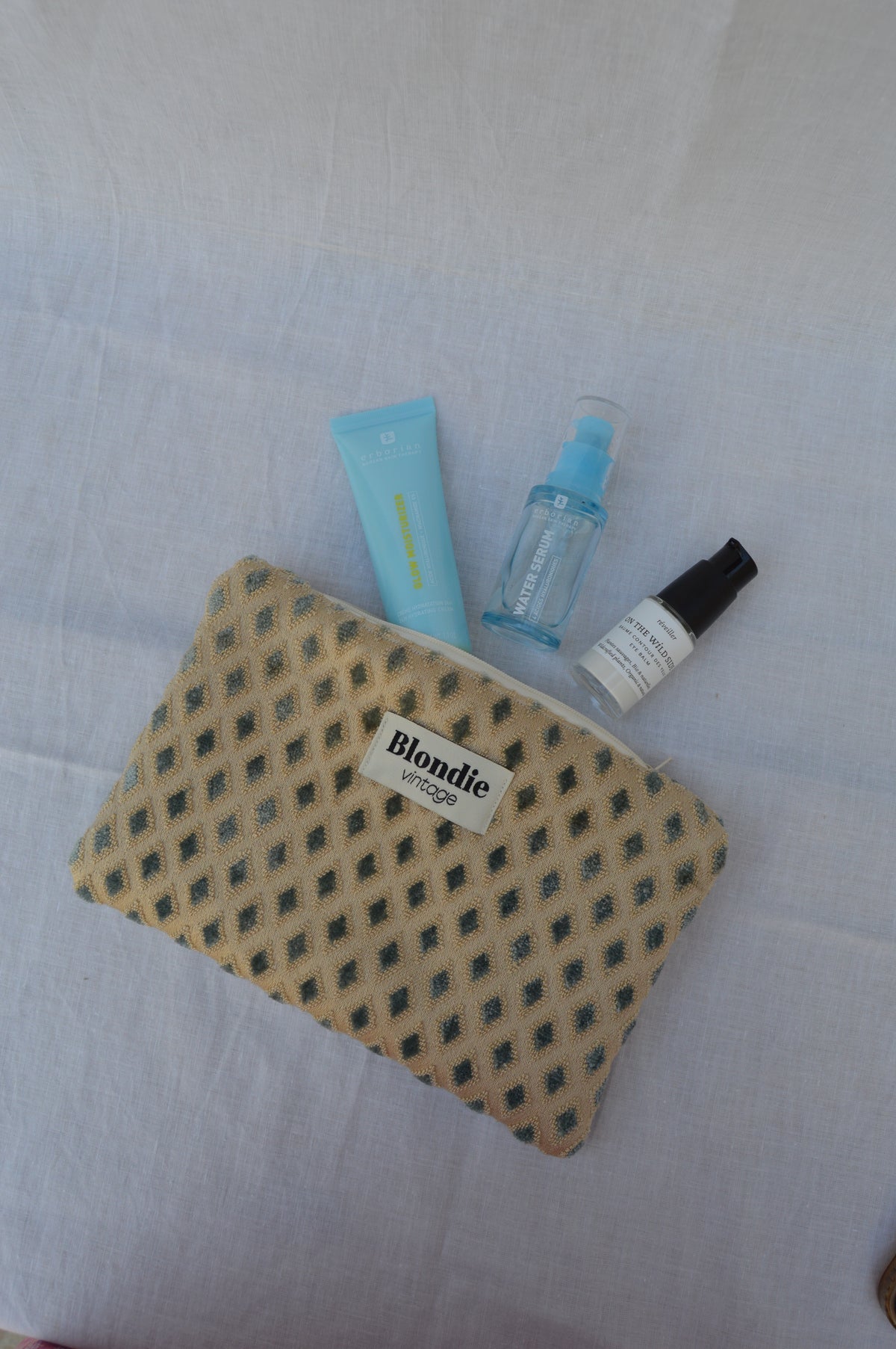 Pochette doré fabriquée à partir de tissus vintage à la main avec biais coloré