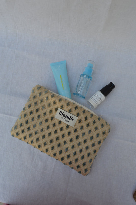Pochette doré fabriquée à partir de tissus vintage à la main avec biais coloré