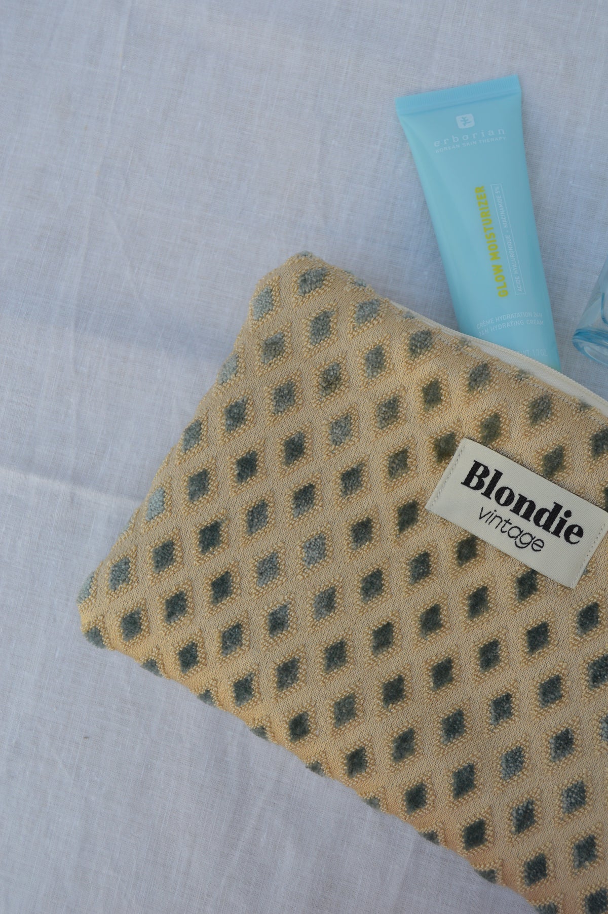 Pochette doré fabriquée à partir de tissus vintage à la main avec biais coloré