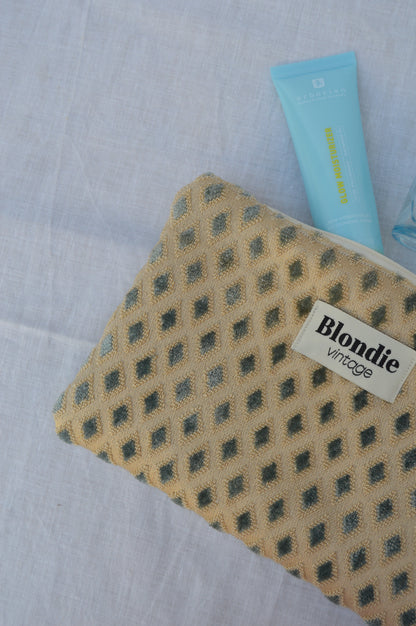 Pochette doré fabriquée à partir de tissus vintage à la main avec biais coloré