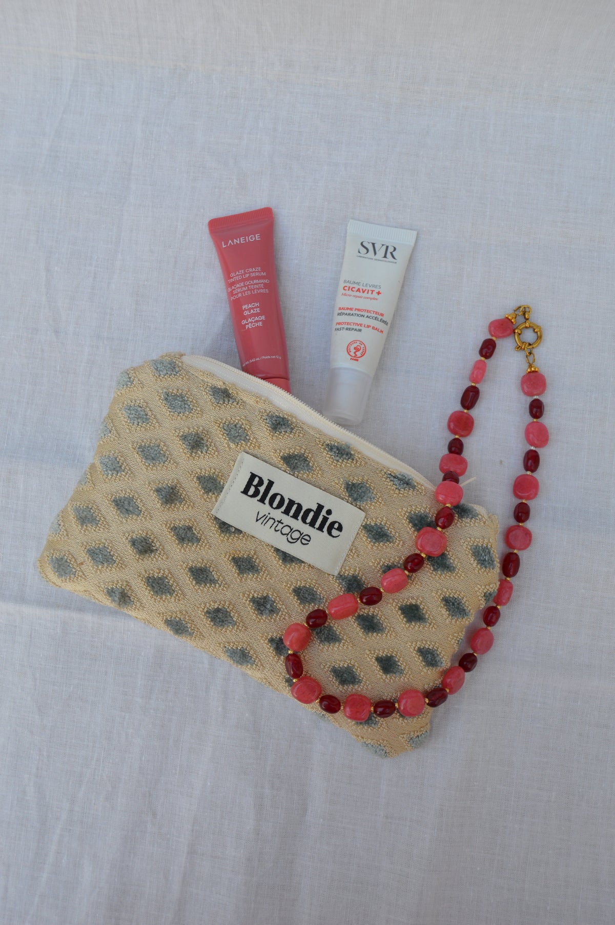 mini Pochette doré fabriquée à partir de tissus vintage à la main avec biais coloré
