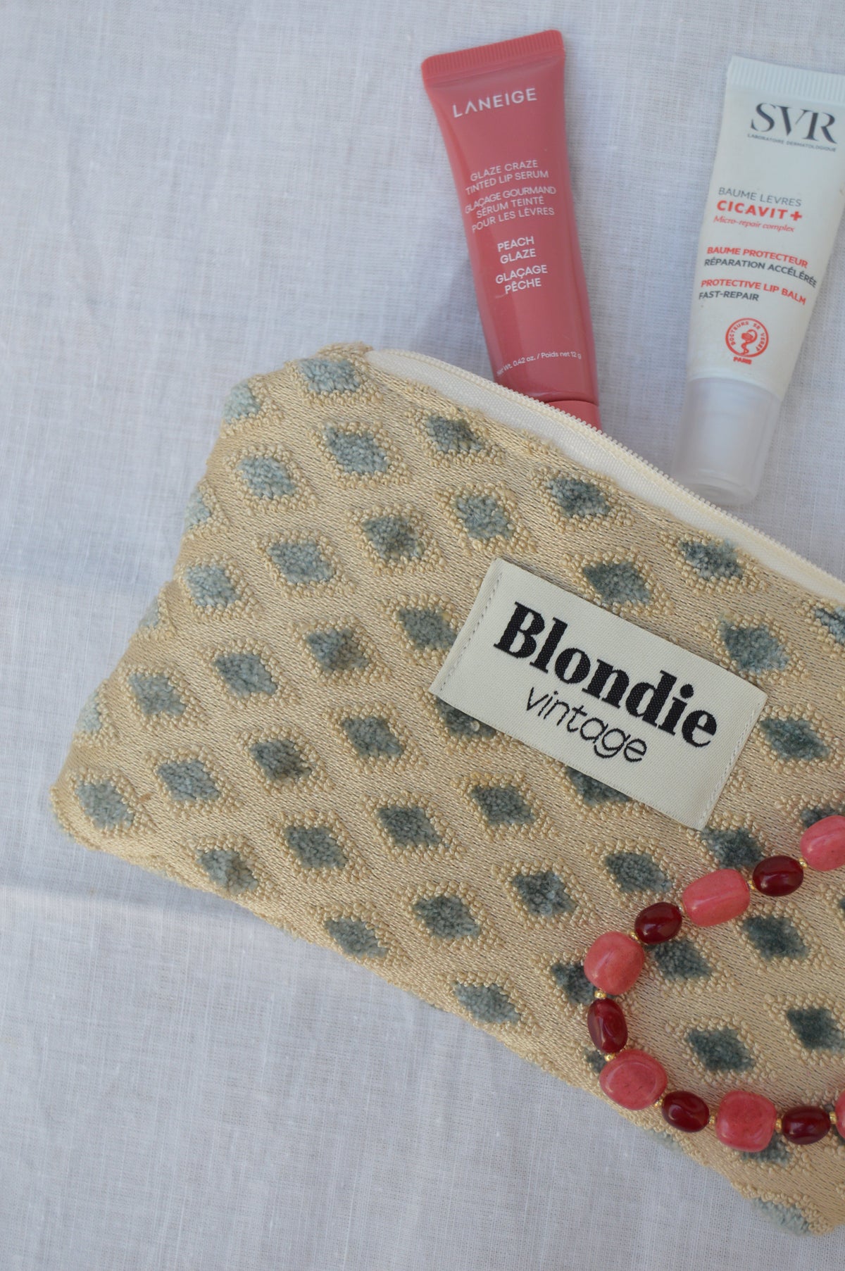 mini Pochette doré fabriquée à partir de tissus vintage à la main avec biais coloré