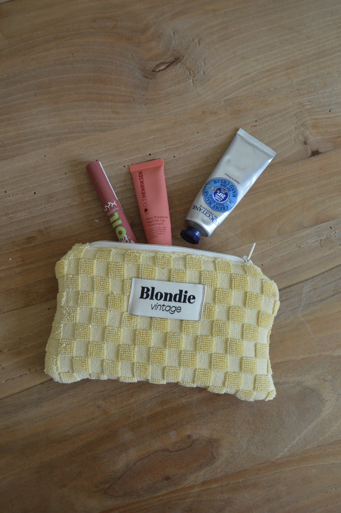 mini pochette, portefeuille, porte carte en éponge jaune fabriquée à partir de serviette de bain vintage, mode durable et responsable 