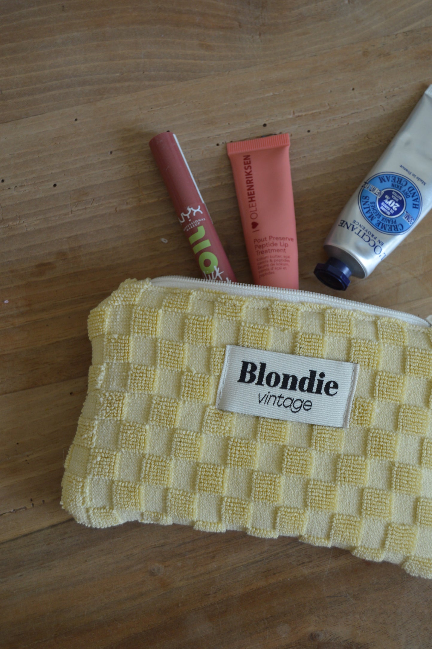 mini pochette, portefeuille, porte carte en éponge jaune fabriquée à partir de serviette de bain vintage, mode durable et responsable 