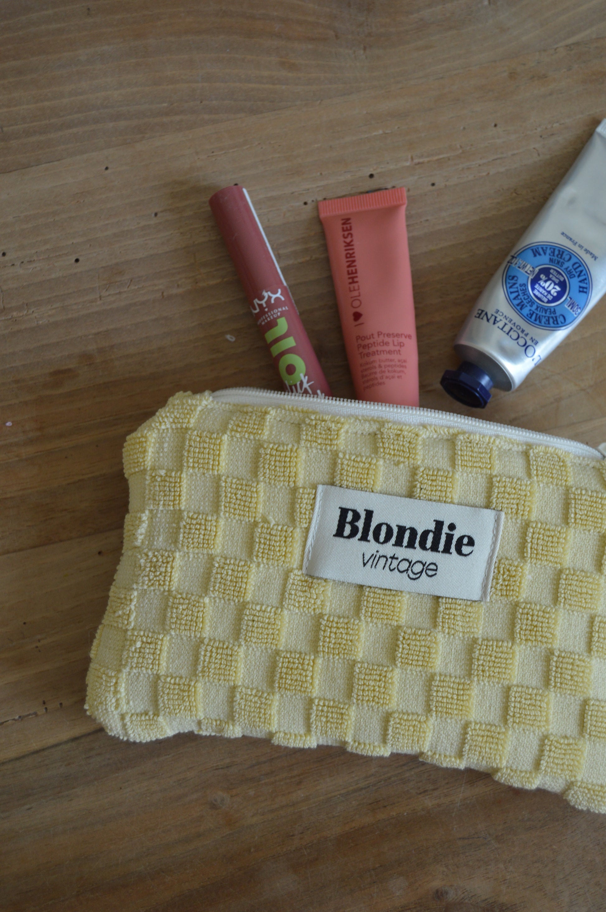 mini pochette, portefeuille, porte carte en éponge jaune fabriquée à partir de serviette de bain vintage, mode durable et responsable 