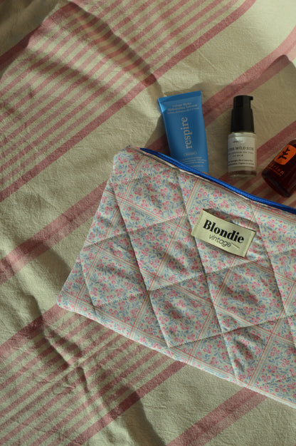 Pochette fleurie fabriqué à partir de taie de tissus vintage mode durable mode responsable fabriqué à la main 
