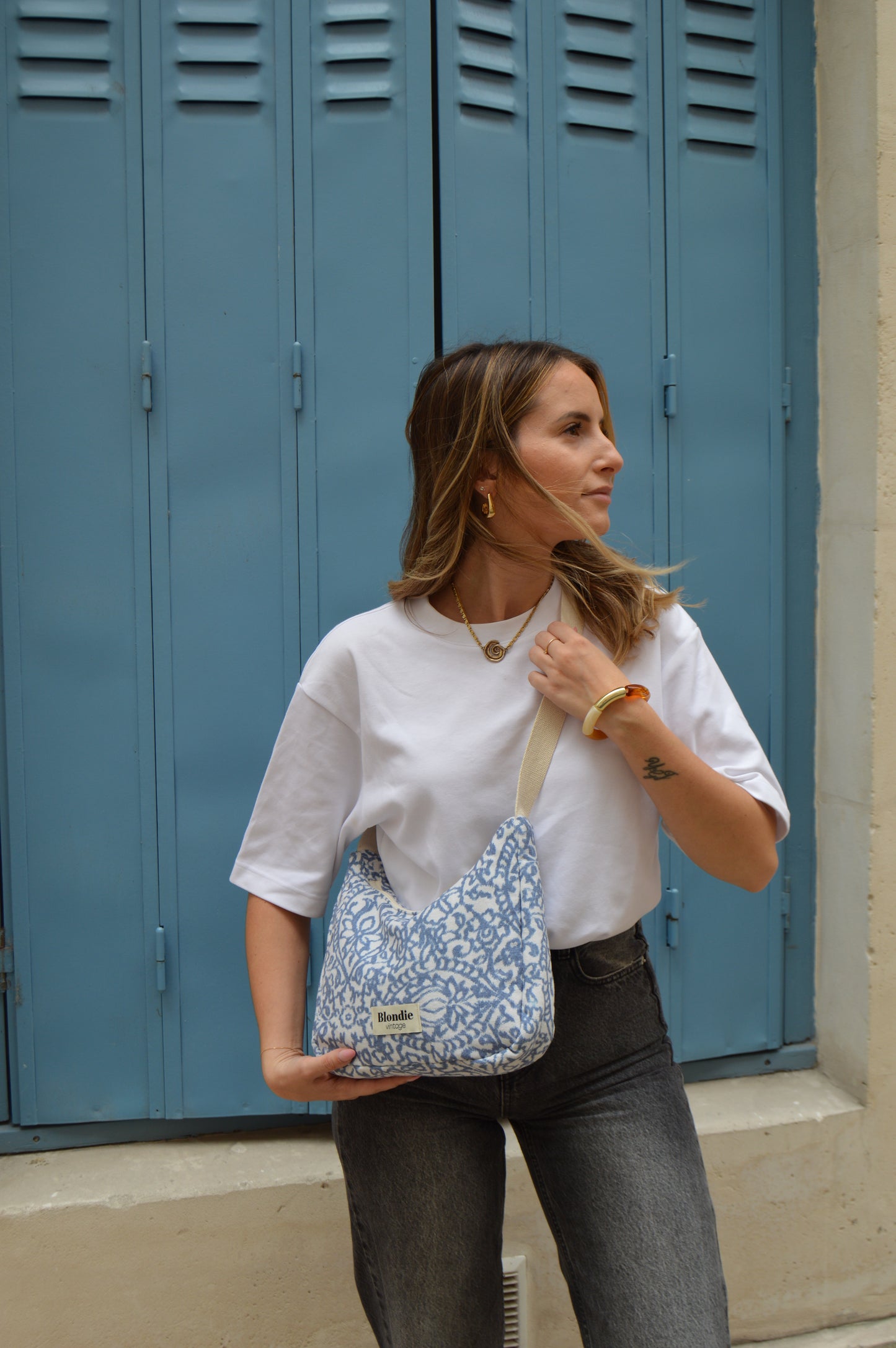 Sac crossbody motif bleu fabriqué à partir de tissus vintage mode durable mode responsable fabriqué à la main 