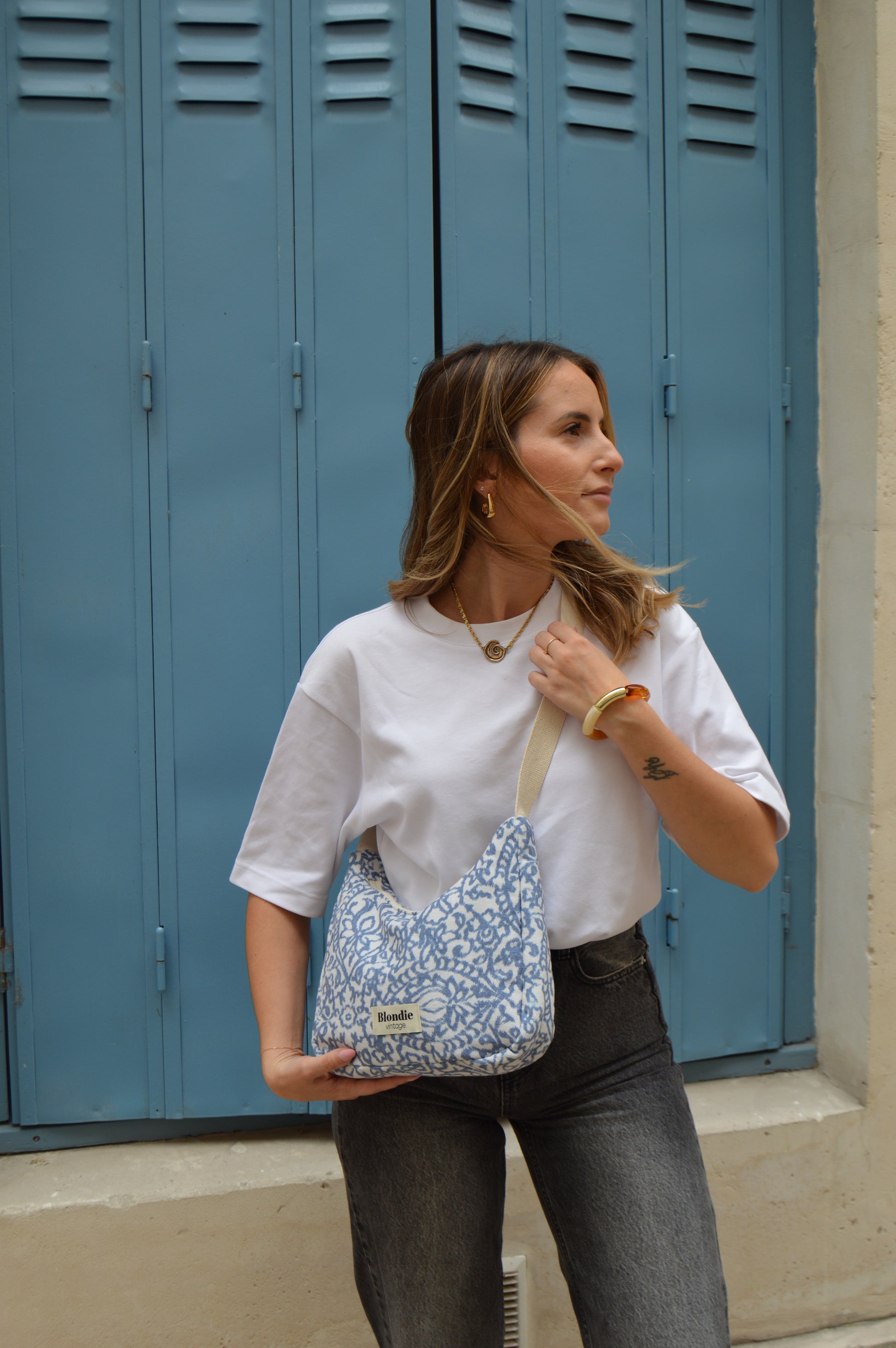Sac crossbody motif bleu fabriqué à partir de tissus vintage mode durable mode responsable fabriqué à la main 
