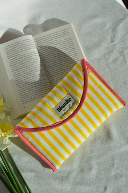 pochette nomade fabriquée à partir de tissus vintage à la main avec biais coloré, parfait pour housse livre housse lisseuse ou soin