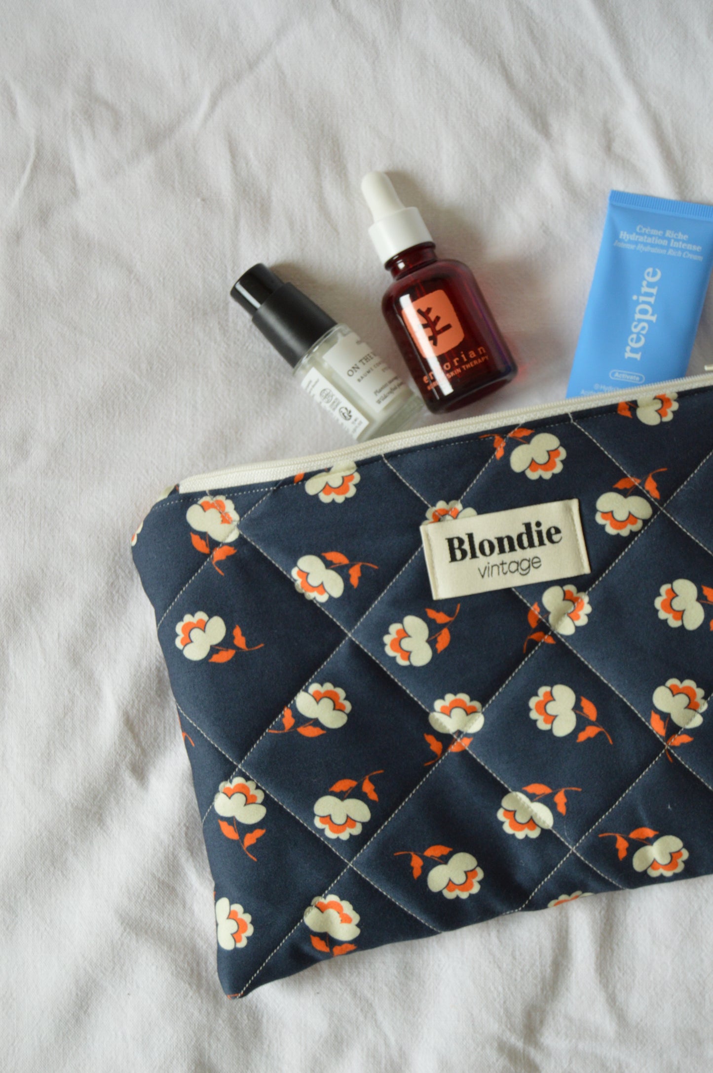 Pochette fleurie bleu fabriqué à partir de tissus vintage mode durable mode responsable fabriqué à la main 