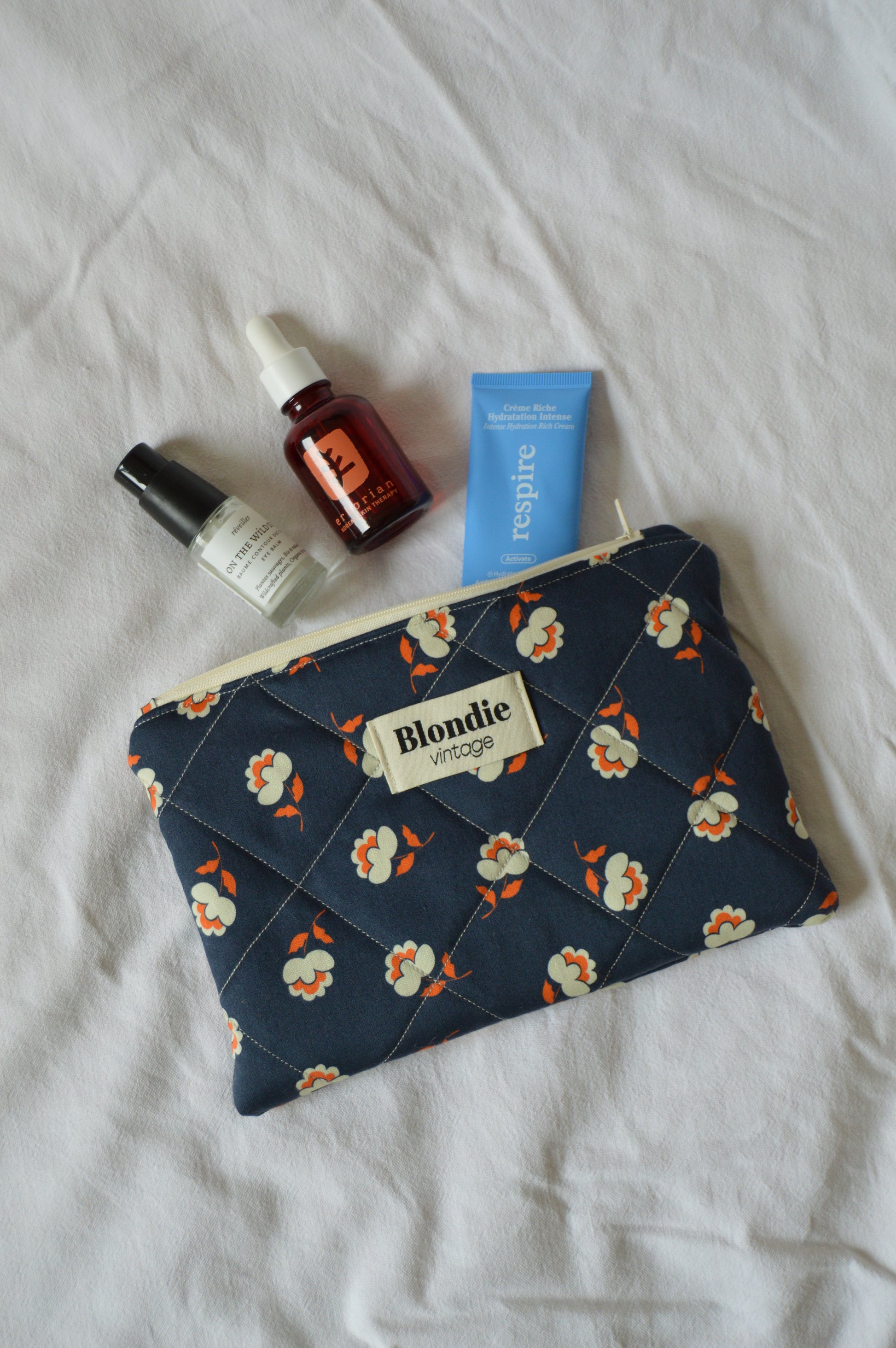 Pochette fleurie bleu fabriqué à partir de tissus vintage mode durable mode responsable fabriqué à la main 