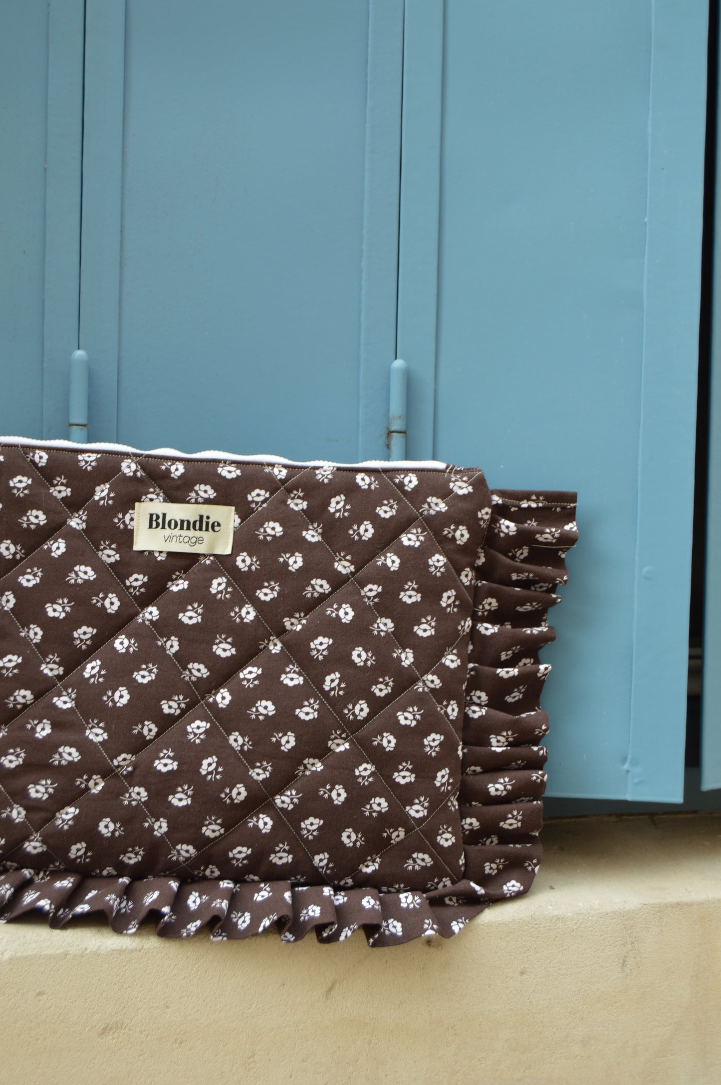 Housse d'ordinateur fleuri marron avec froufrou fabriqué à partir de tissus vintage mode durable mode responsable fabriqué à la main 