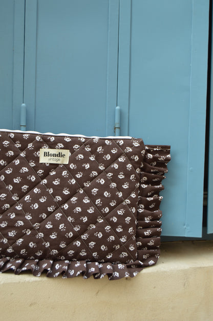 Housse d'ordinateur fleuri marron avec froufrou fabriqué à partir de tissus vintage mode durable mode responsable fabriqué à la main 