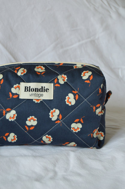 Trousse de toilette fleurie bleu fabriqué à partir de taie de tissus vintage mode durable mode responsable fabriqué à la main 