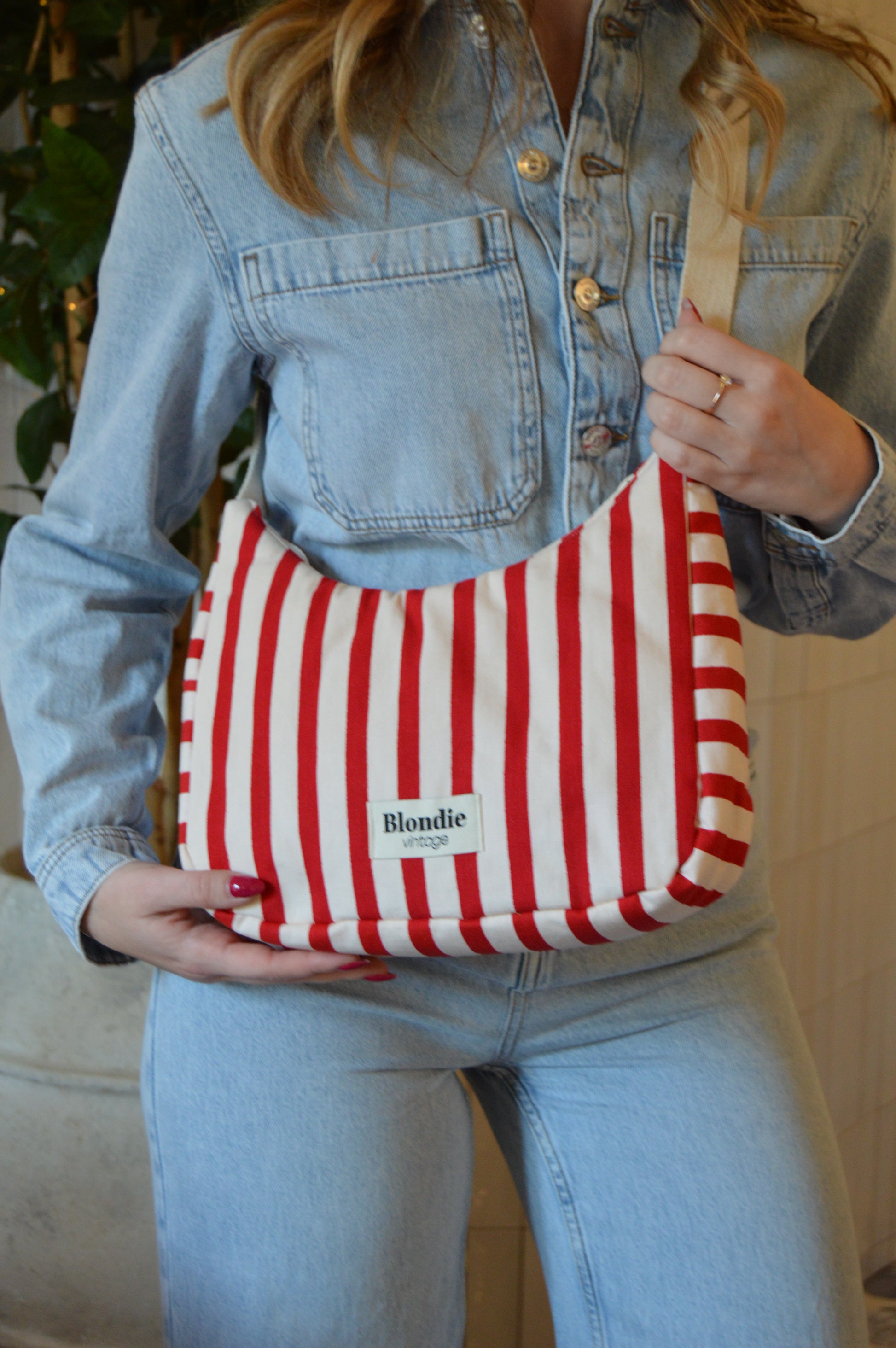Sac crossbody rayé rouge fabriqué à partir de tissus vintage mode durable mode responsable fabriqué à la main 