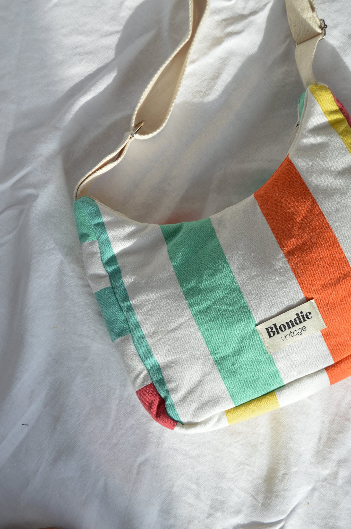 Sac crossbody rayé fabriqué à partir de tissus vintage mode durable mode responsable fabriqué à la main 