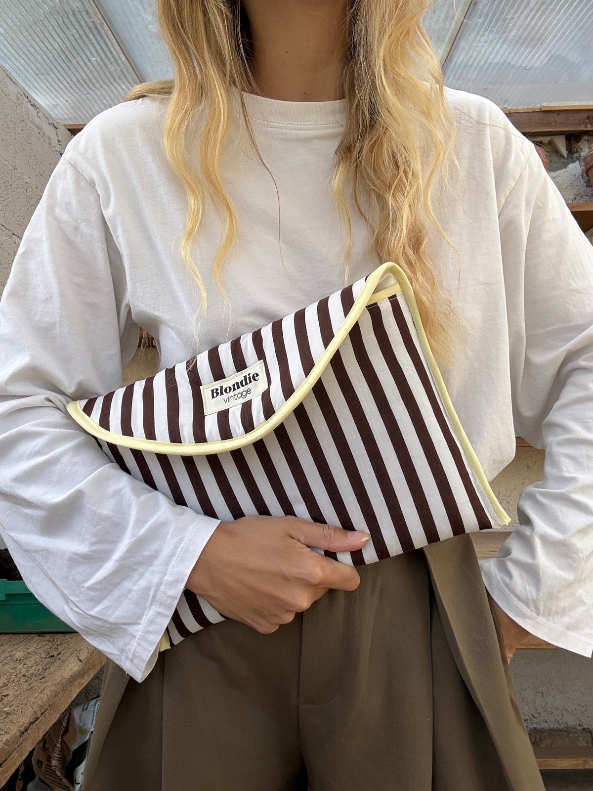 Housse iPad avec scratch fabriqué à la main dans un tissu vintage rayé marron 