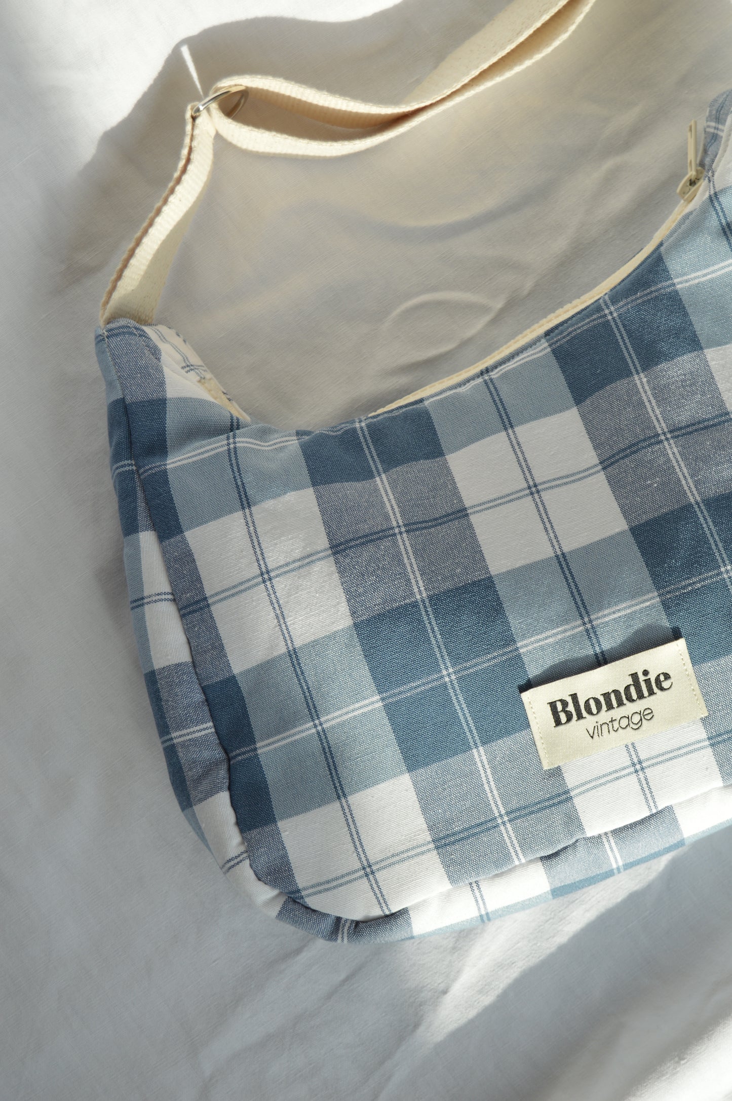 Sac crossbody carreaux bleu fabriqué à partir de tissus vintage mode durable mode responsable fabriqué à la main 