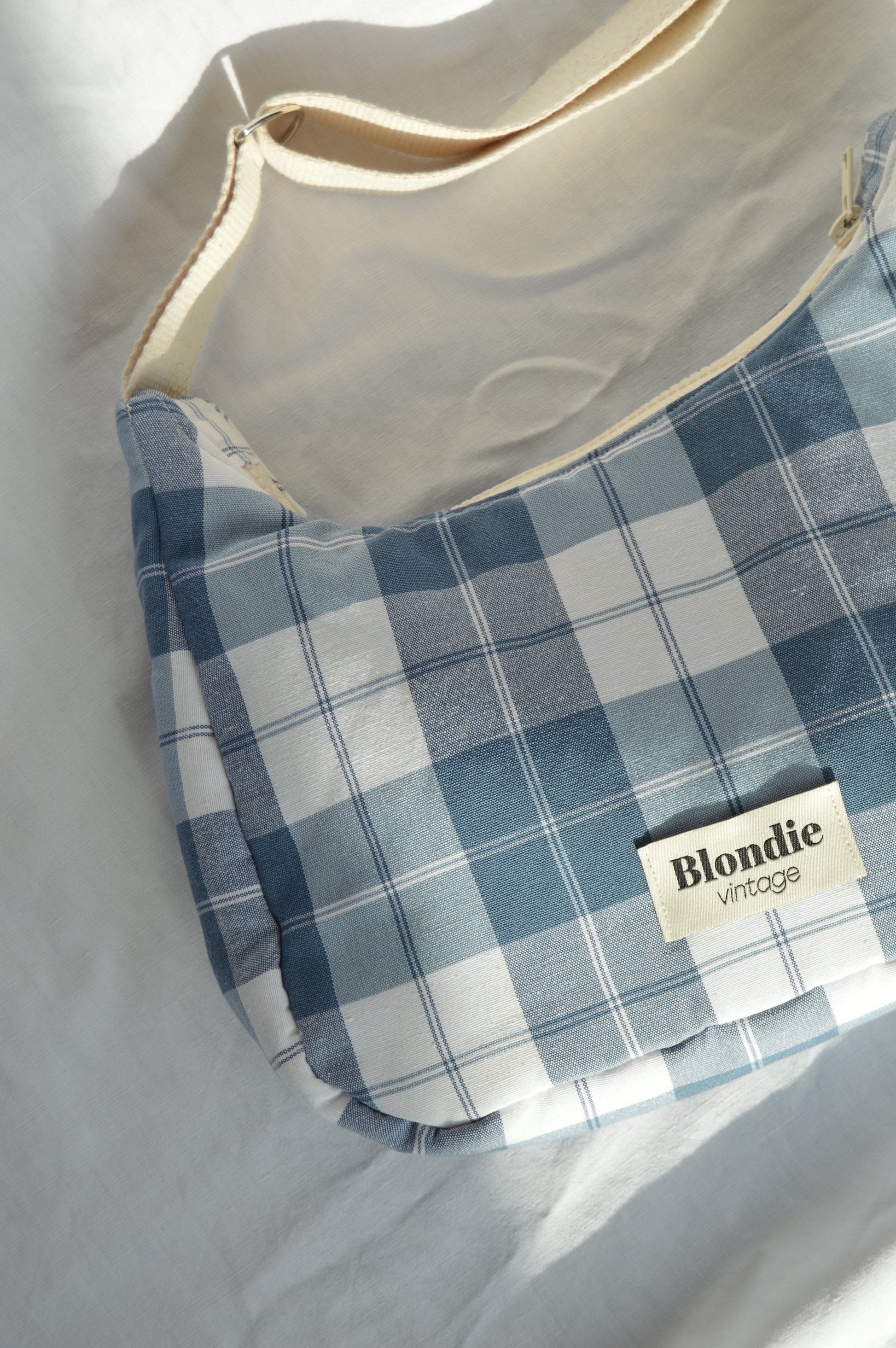 Sac crossbody carreaux bleu fabriqué à partir de tissus vintage mode durable mode responsable fabriqué à la main 