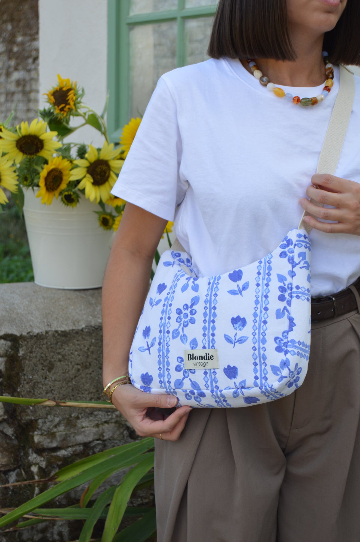 Sac crossbody fleurs bleu fabriqué à partir de tissus vintage mode durable mode responsable fabriqué à la main 