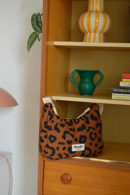 Sac crossbody léopard fabriqué à partir de tissus vintage mode durable mode responsable fabriqué à la main 