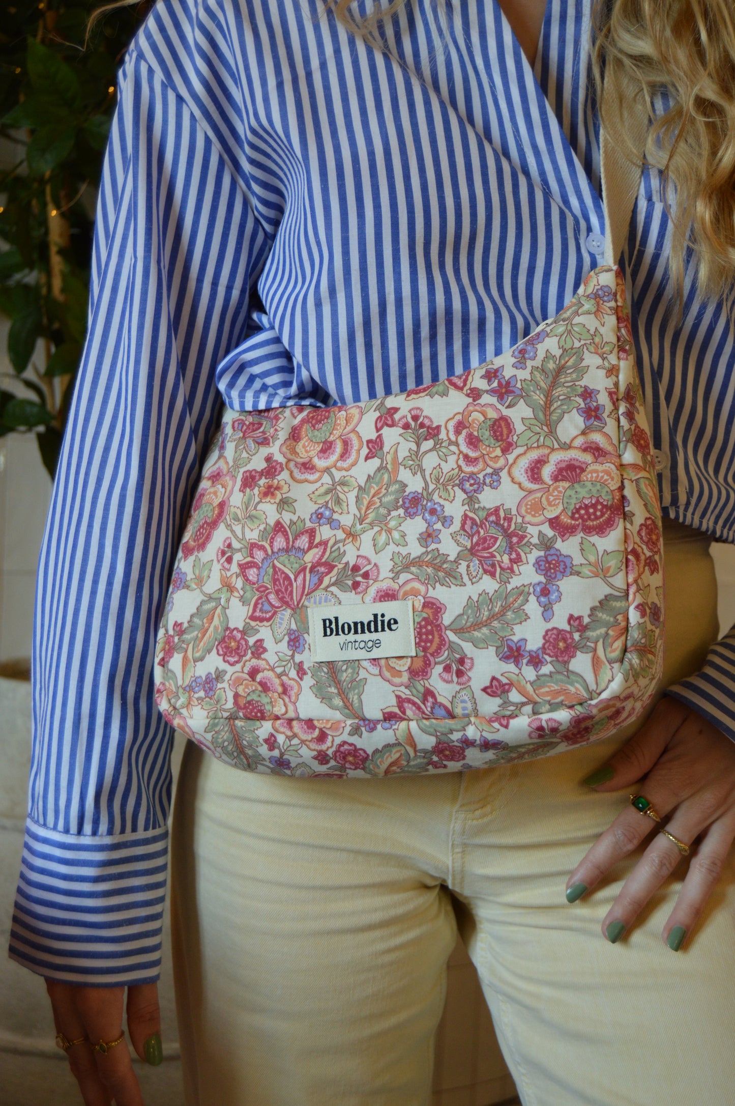 Sac crossbody fleurie fabriqué à partir de tissus vintage mode durable mode responsable fabriqué à la main 