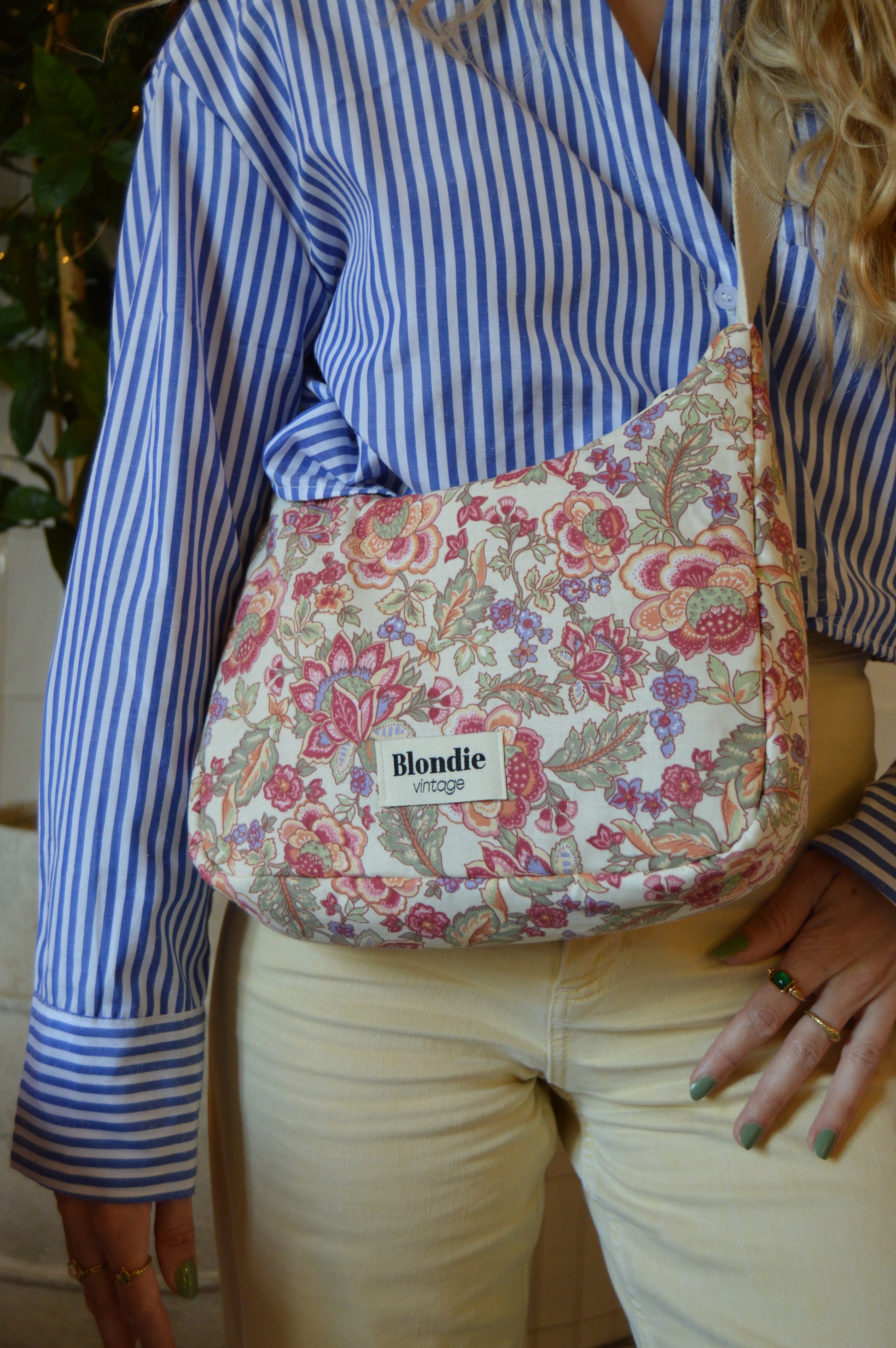 Sac crossbody fleurie fabriqué à partir de tissus vintage mode durable mode responsable fabriqué à la main 