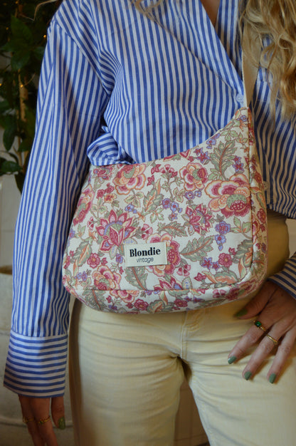 Sac crossbody fleurie fabriqué à partir de tissus vintage mode durable mode responsable fabriqué à la main 