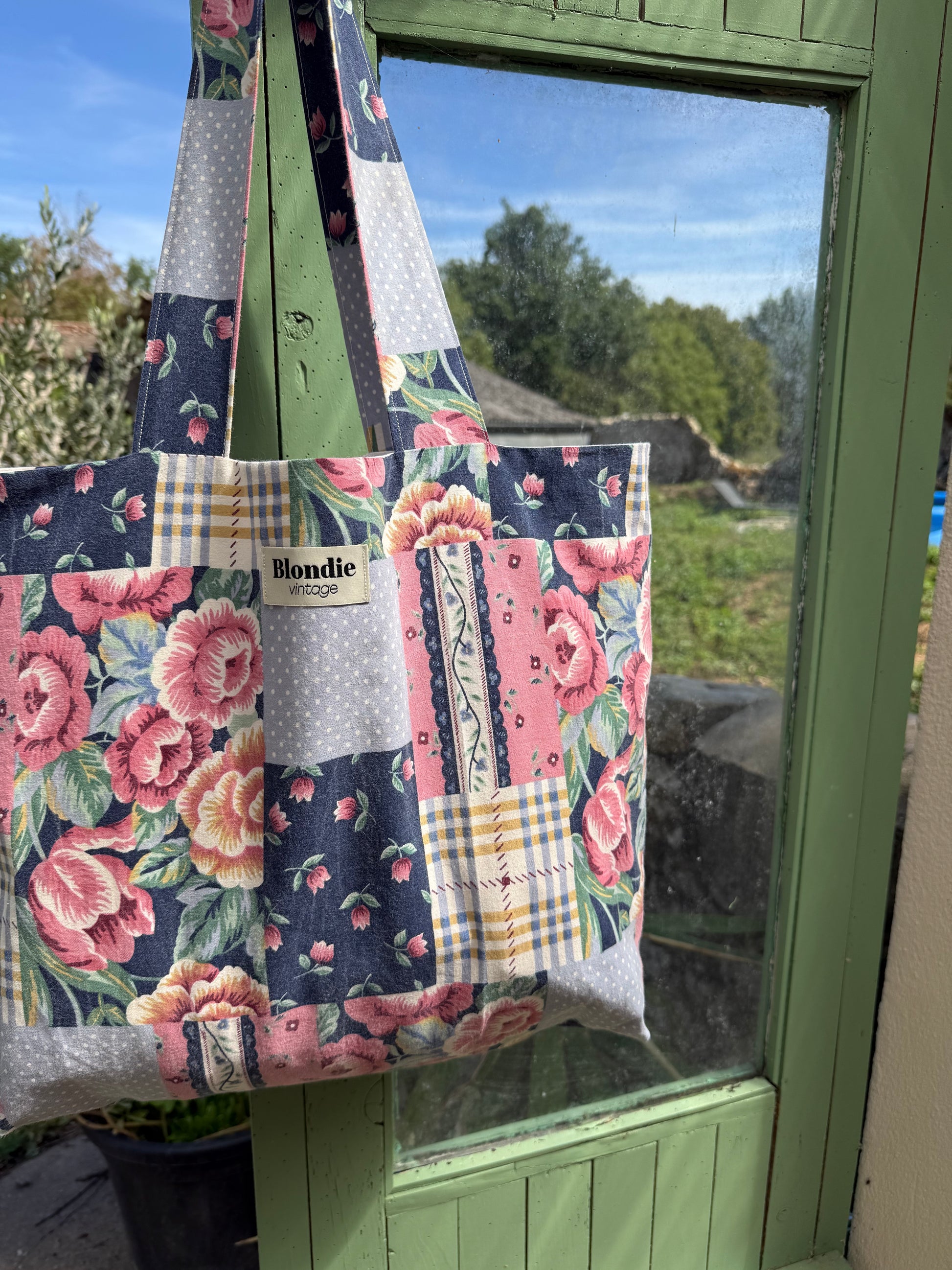 cabas patchwork fabriquée à partir de tissus vintage à la main avec biais coloré