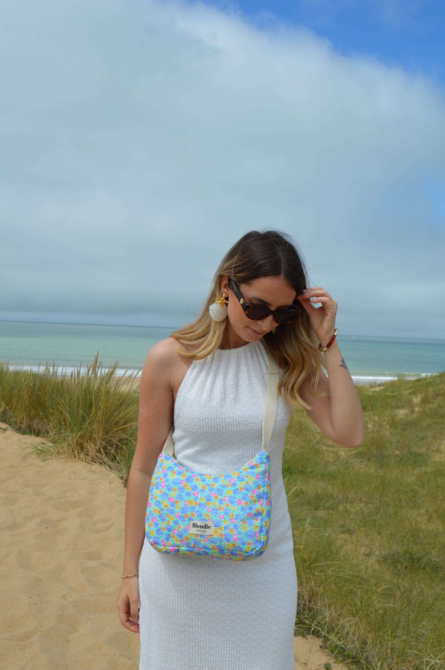 sac bandoulière fleuri bleu fabriquée à la main à partir de tissus vintages upcyclés mode durable