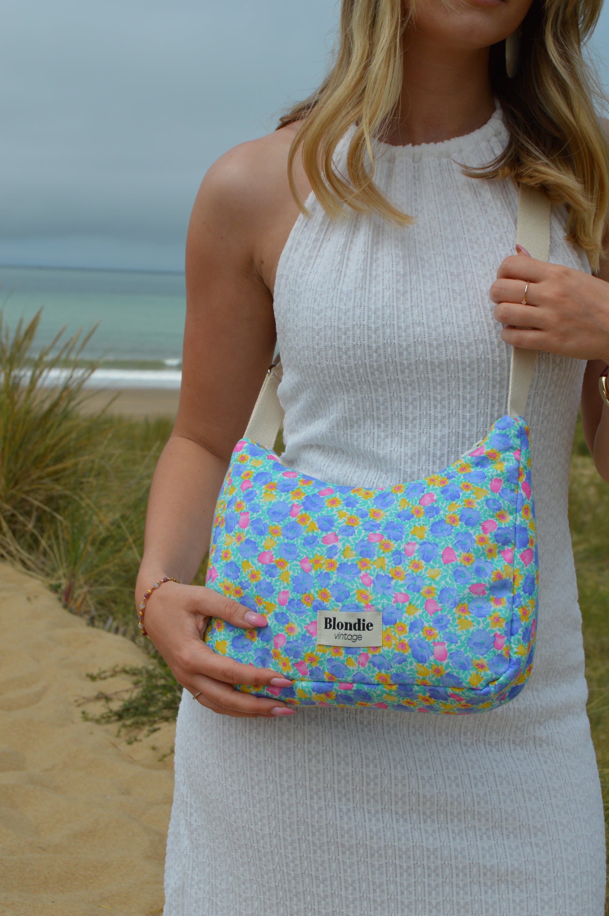 sac bandoulière fleuri bleu fabriquée à la main à partir de tissus vintages upcyclés mode durable