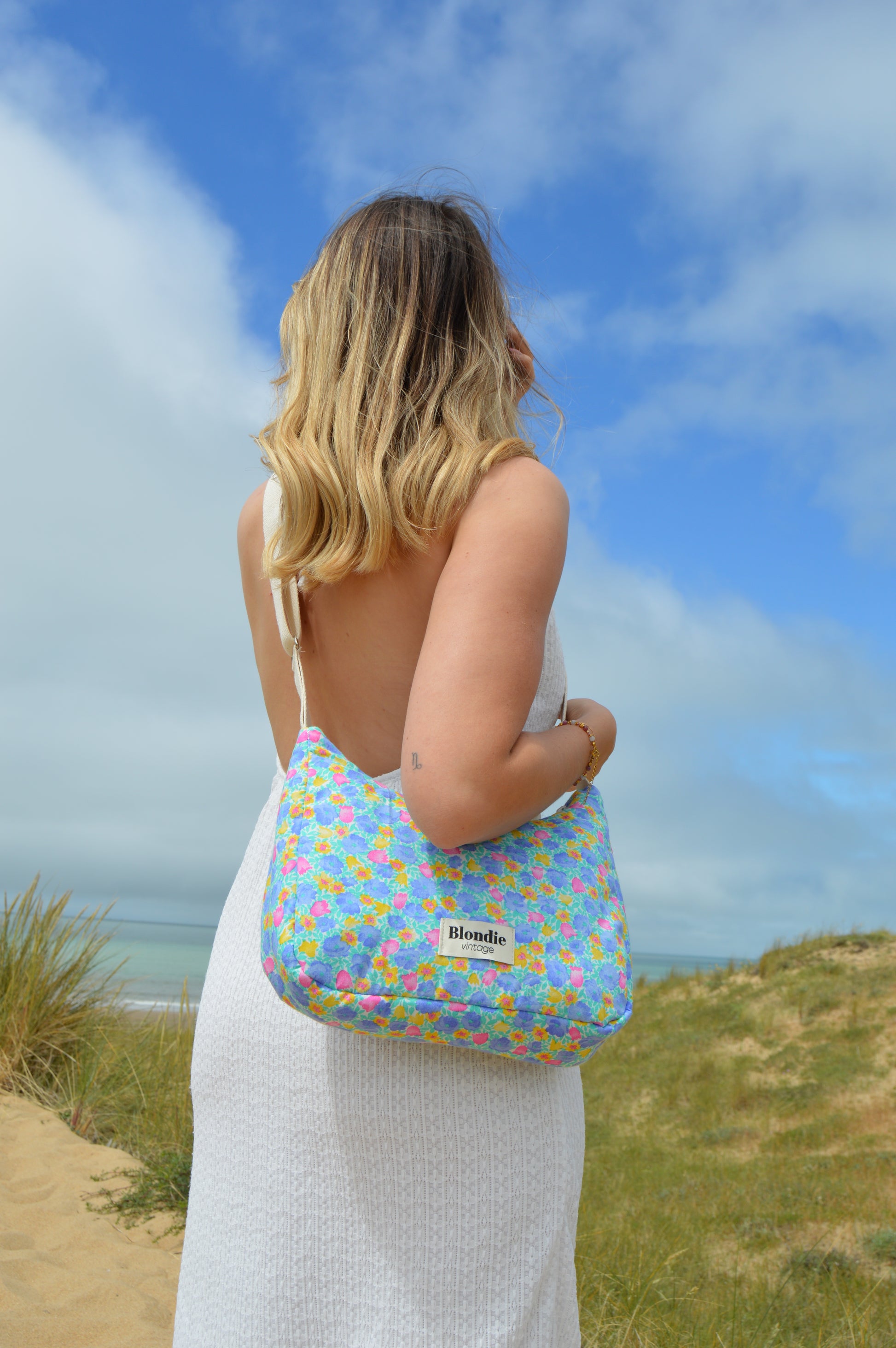 sac bandoulière fleuri bleu fabriquée à la main à partir de tissus vintages upcyclés mode durable
