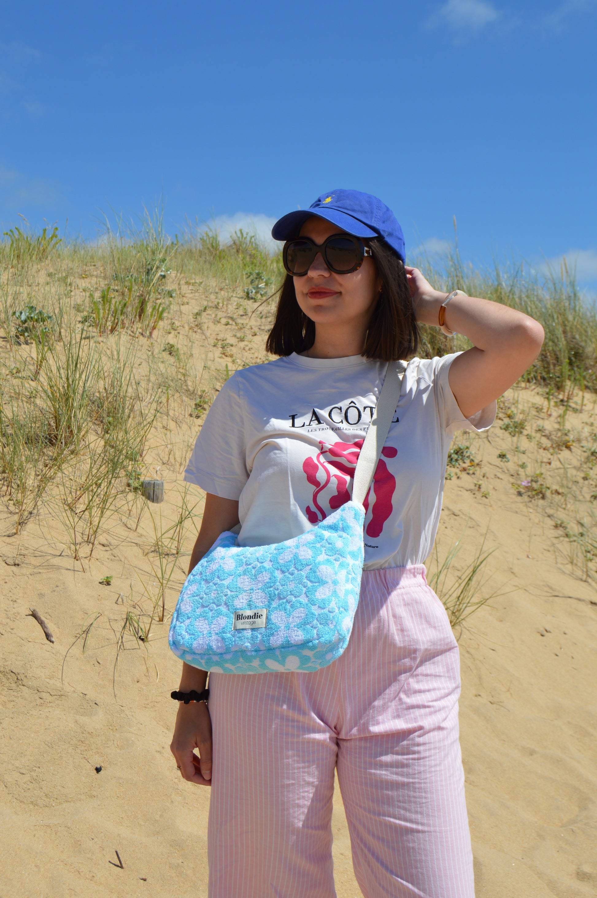 sac bandoulière à fleurs bleu fabriquée à la main à partir de serviette de bain vintages upcyclées mode durable