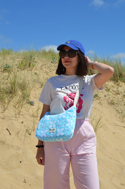 sac bandoulière à fleurs bleu fabriquée à la main à partir de serviette de bain vintages upcyclées mode durable