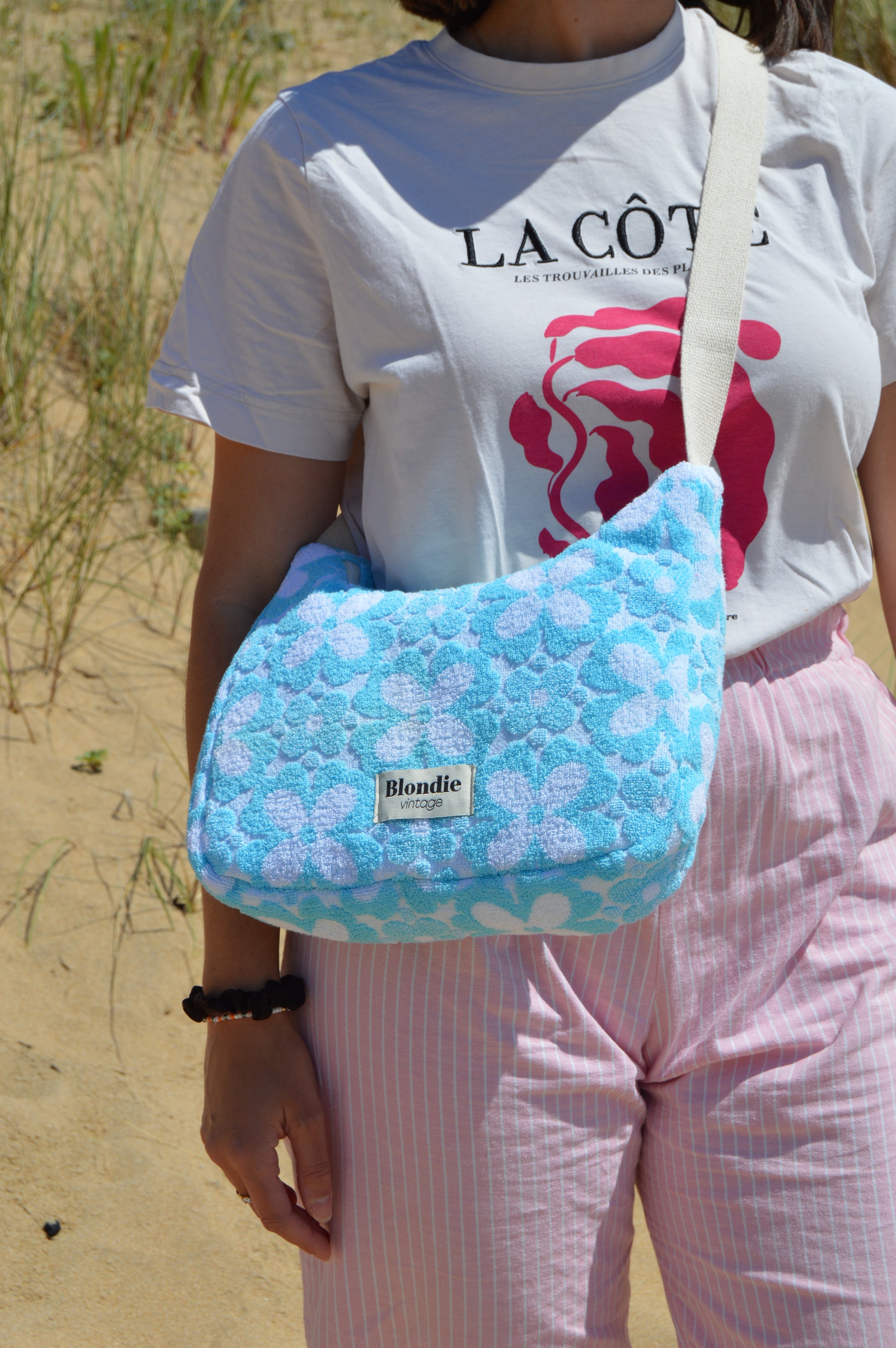 sac bandoulière à fleurs bleu fabriquée à la main à partir de serviette de bain vintages upcyclées mode durable