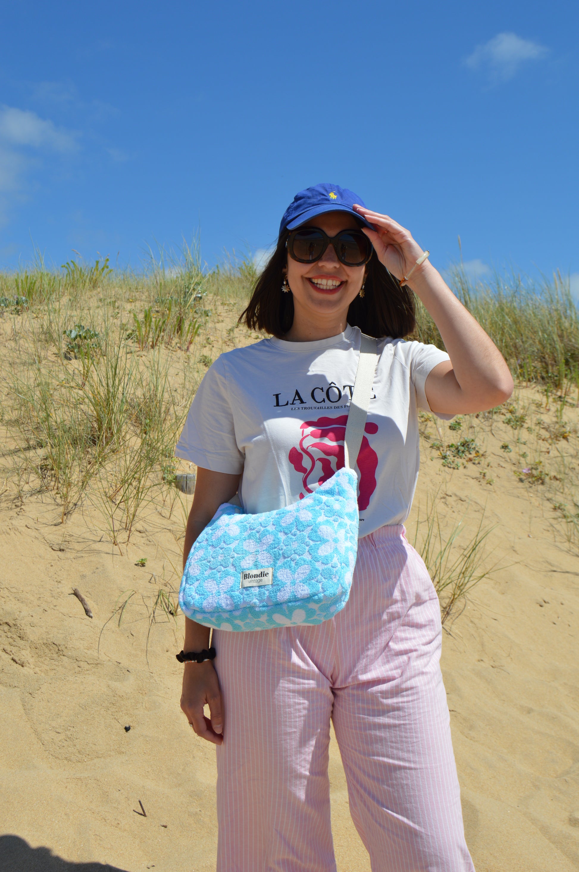 sac bandoulière à fleurs bleu fabriquée à la main à partir de serviette de bain vintages upcyclées mode durable