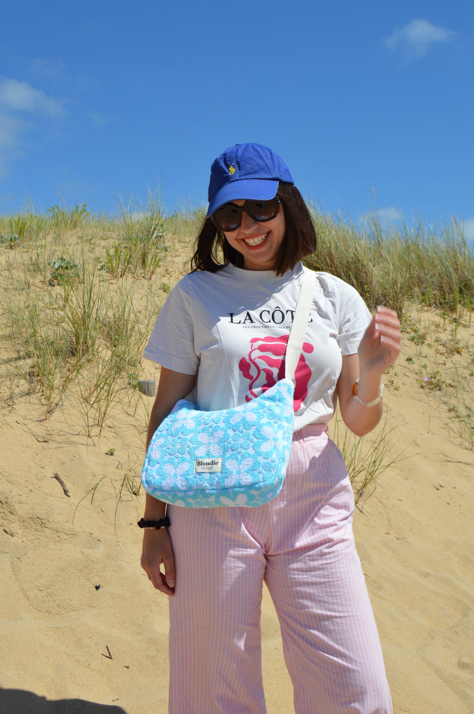 sac bandoulière à fleurs bleu fabriquée à la main à partir de serviette de bain vintages upcyclées mode durable