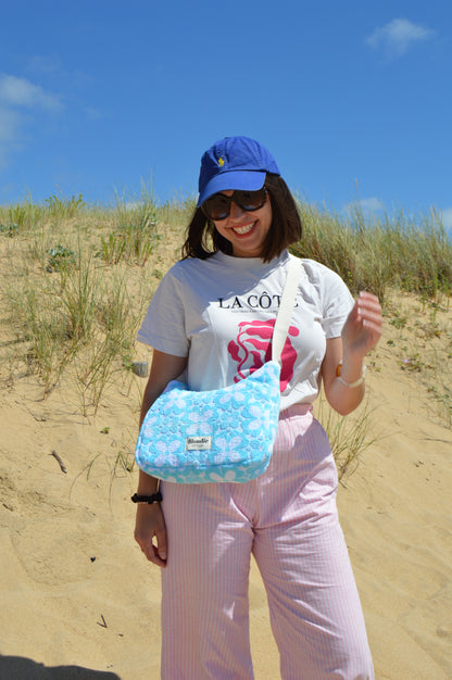 sac bandoulière à fleurs bleu fabriquée à la main à partir de serviette de bain vintages upcyclées mode durable