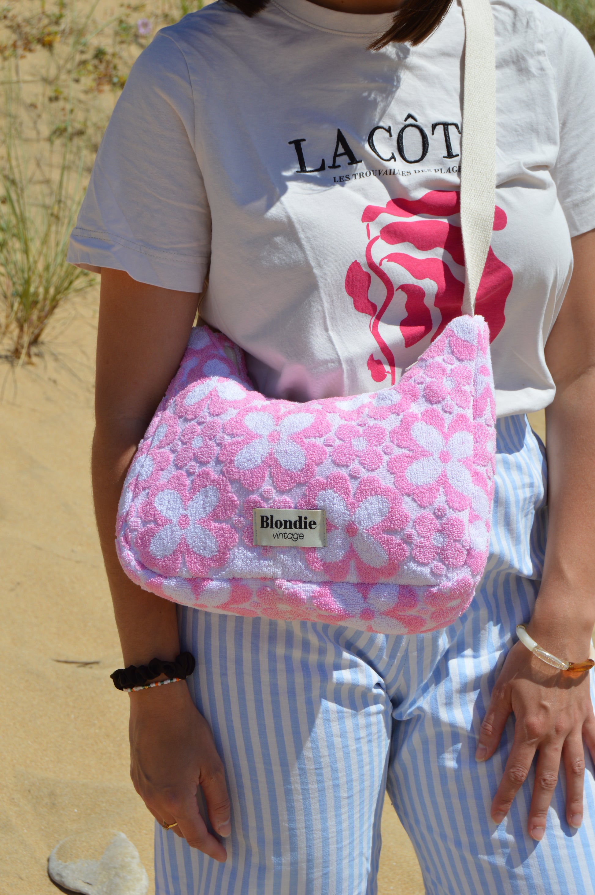 sac bandoulière à fleurs rose fabriquée à la main à partir de serviette de bain vintages upcyclées mode durable